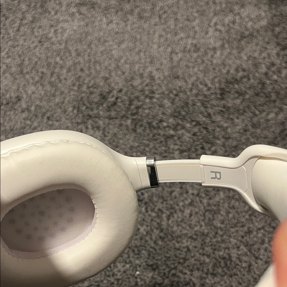 Over-Ear White Headphones - Picture 4 of 8